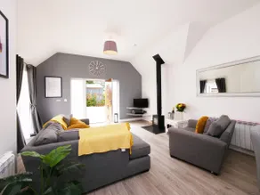 Daisy, Luxury 2 bed cottage with private hot tub - Image 2