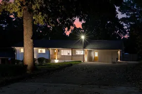 The Oak Tree Oasis - Huge + 2 Master Bedrooms - Image 2