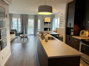 Bright ski-in/out condo at the foot of the mountain! - Image 3