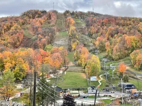 Bright ski-in/out condo at the foot of the mountain! - Image 5
