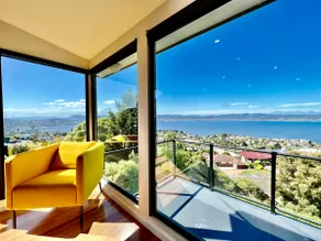 Nicholas House - Hobart Luxury City Panoramic Seaview Holiday Home by the Mountains and Rivers with Ultimate Views for 8 People - Image 5