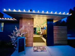 Mid Century Spa Suite - Dual Shower & Soaking Tub - Image 5