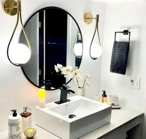 Mid Century Spa Suite - Dual Shower & Soaking Tub - Image 4