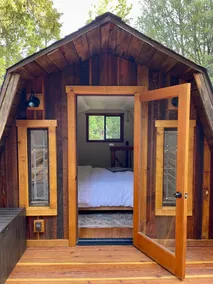 Hayloft Cozy Cabin: sun deck, hot tub, pets, BBQ - Image 2