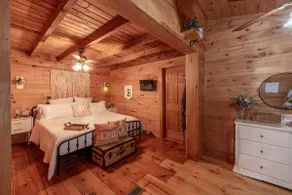 Twin Creeks Cabin with a Calm Relaxing Experience - Image 2