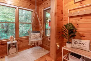 Twin Creeks Cabin with a Calm Relaxing Experience - Image 4