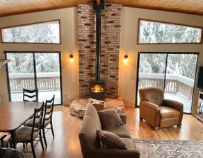 Cozy Chalet - heat+Fireplace WiFi Deck 2 King beds - Image 5