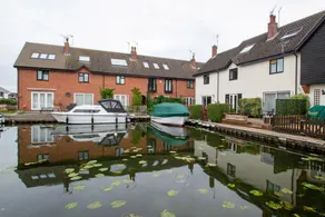 Self Catering 5 Bedroom Waterside Retreat Cottage Wroxham, Norfolk Broads, Eng - Image 2