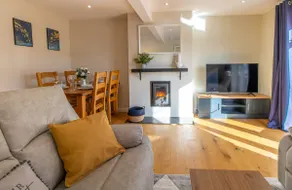 Self Catering 5 Bedroom Waterside Retreat Cottage Wroxham, Norfolk Broads, Eng - Image 4
