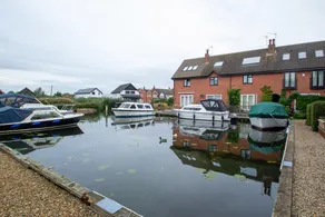 Self Catering 5 Bedroom Waterside Retreat Cottage Wroxham, Norfolk Broads, Eng - Image 3