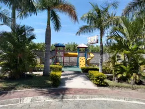 NICE VACATION HOME, WITH BEAUTIFUL GARDENS - Image 4