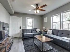 Modern Downtown 1BR | In-Unit W/D | Walk to Shops - Image 4