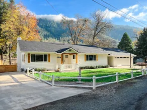 Riverfront House with hot tub, game room and more! - Image 3