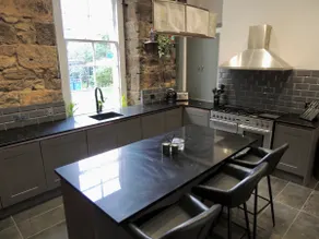 Modern 3 Bedroom Flat in Glasgow - Image 2