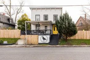 2 blocks to Warren ST w/ a yard and parking - Image 5