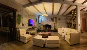 Charming and Rustic Country House - Image 4