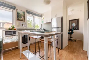 Escape to a Tree Top Retreat in Vibrant Elwood! - Image 5