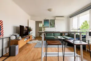 Escape to a Tree Top Retreat in Vibrant Elwood! - Image 3