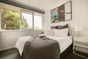 Escape to a Tree Top Retreat in Vibrant Elwood! - Image 2