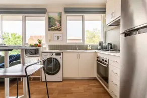 Escape to a Tree Top Retreat in Vibrant Elwood! - Image 4