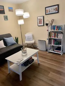 Cheerful 2-bedroom home with electric fireplace - Image 5