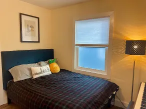Cheerful 2-bedroom home with electric fireplace - Image 2