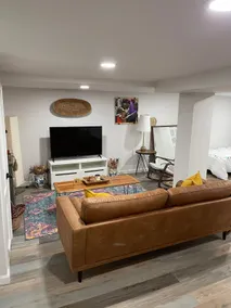 Modern Studio Apt with Pool - Image 2