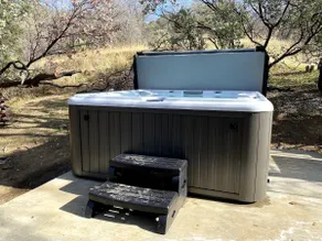 STUNNING VIEWS, CRISP IMMACULATE MOUNTAIN TOP HOME WITH HOT TUB - Image 5