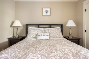 Two Queen Beds legal suite with parking - Image 4
