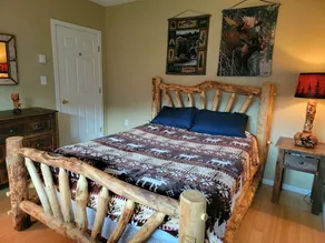 Overlooking Loon Mountain’s South Peak, this newly renovated 1BR condo offers indoor and outdoor pools, indoor hot tub, sauna, and game room access—just minutes to hiking and Loon Resort. Coin laundry available on site. - Image 4