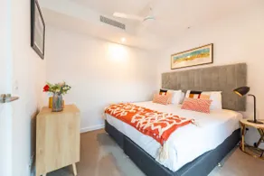 Spectacular views, king bd plus single bed & parking - Image 2