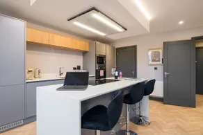 2 Bed Duplex, Parking, Balcony, 10mins Cardiff - Image 2