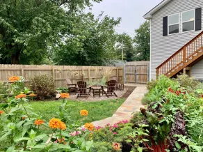 Private 2BR Carriage Home/kitchen/laundry sleeps 4 - Image 2