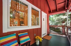 Creekside cabin in Redwoods w/modern interior - Image 2