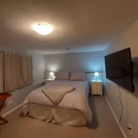 Comfy modern , quiet , Suite Centrally Located. - Image 5