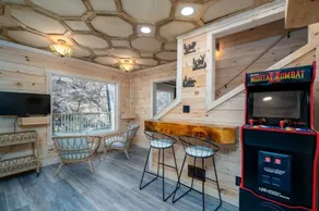 Creekside cabin, hot tub, fire pit, wood pizza oven n grill, dogs, near Ellijay - Image 3