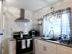 Cute Guesthouse by the Riverwalk, w/patio and WFH - Image 3