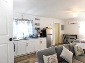 Cute Guesthouse by the Riverwalk, w/patio and WFH - Image 4