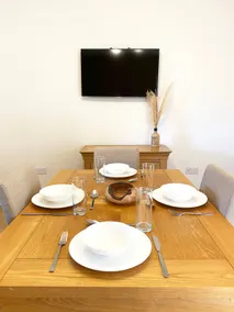 Freshly renovated 2 bedroom Victorian town house. - Image 3