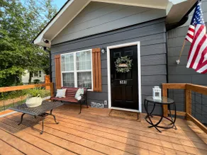Price cut! Pet friendly, sleeps 8 w/ 2 fencedyards - Image 3