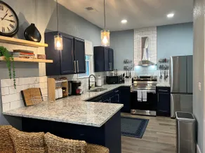 Price cut! Pet friendly, sleeps 8 w/ 2 fencedyards - Image 4