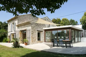 Superb contemporary farmhouse at the foot of the Luberon - Image 2