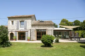Superb contemporary farmhouse at the foot of the Luberon - Image 4