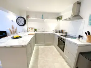 Modern town apartment 2 mins from water. - Image 3