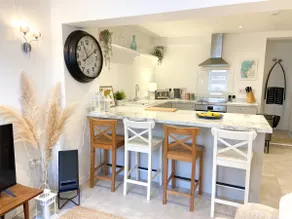 Modern town apartment 2 mins from water. - Image 4