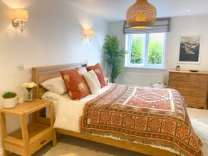 Modern town apartment 2 mins from water. - Image 2