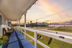 Charming Water View Bungalow. - Image 2