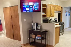 Charming 1 Bedroom Apartment - NorthCenter/Roscoe - Image 4
