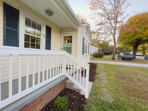 Charming Bungalow minutes from downtown Greenville - Image 3