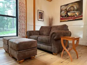 Riverstone Cottage, Bright and Airy Forest Retreat - Image 4